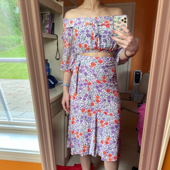 2 piece outfit. off shoulder Crop top & skirt - Picture 1 of 3